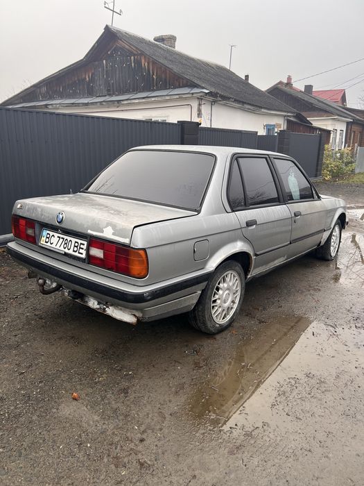 Автомобіль BMW e30 1989 року 2,4D