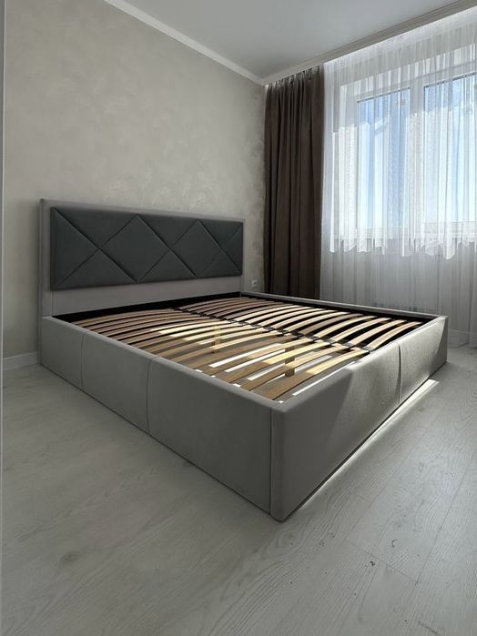 двуспальная серая кровать