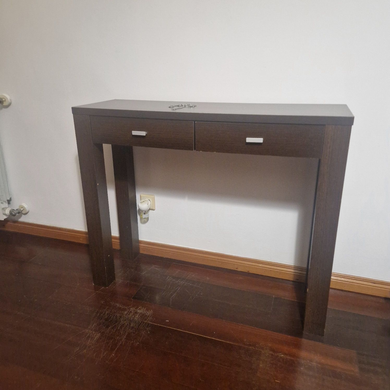 Consola em madeira escura