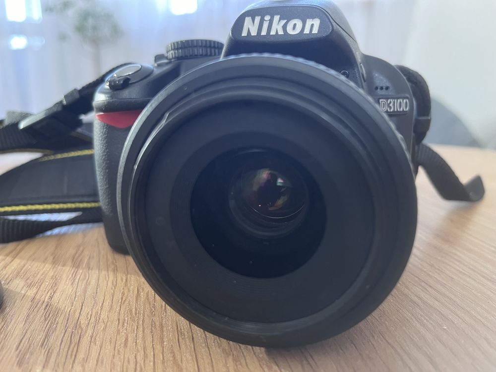 Nikon D3100 plus AF-S 35 1:1:8 G