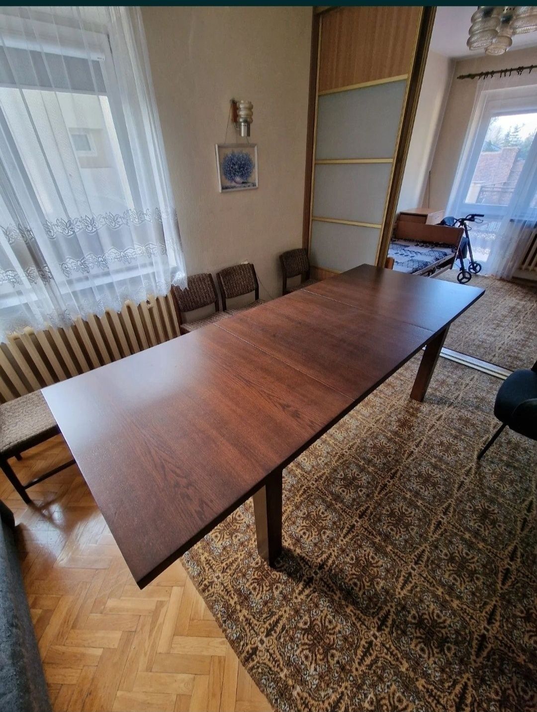 Solidny drewniany stół