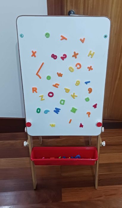 Cavalete infantil com quadro de ardósia/magnético