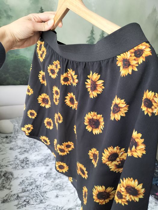 Sliczna spódnica czarna w kwiaty, słoneczniki