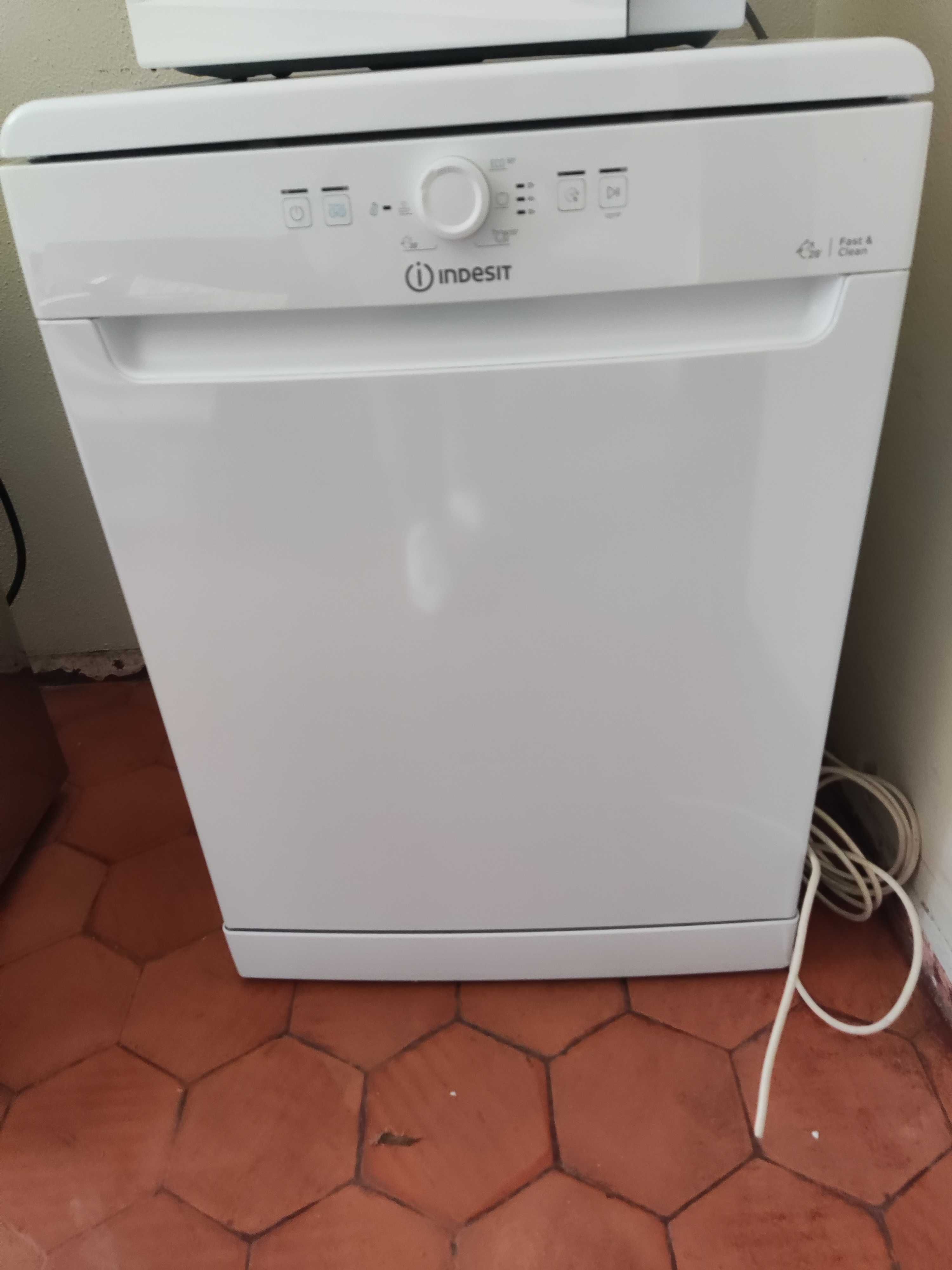 Máquina de Lavar Loiça INDESIT