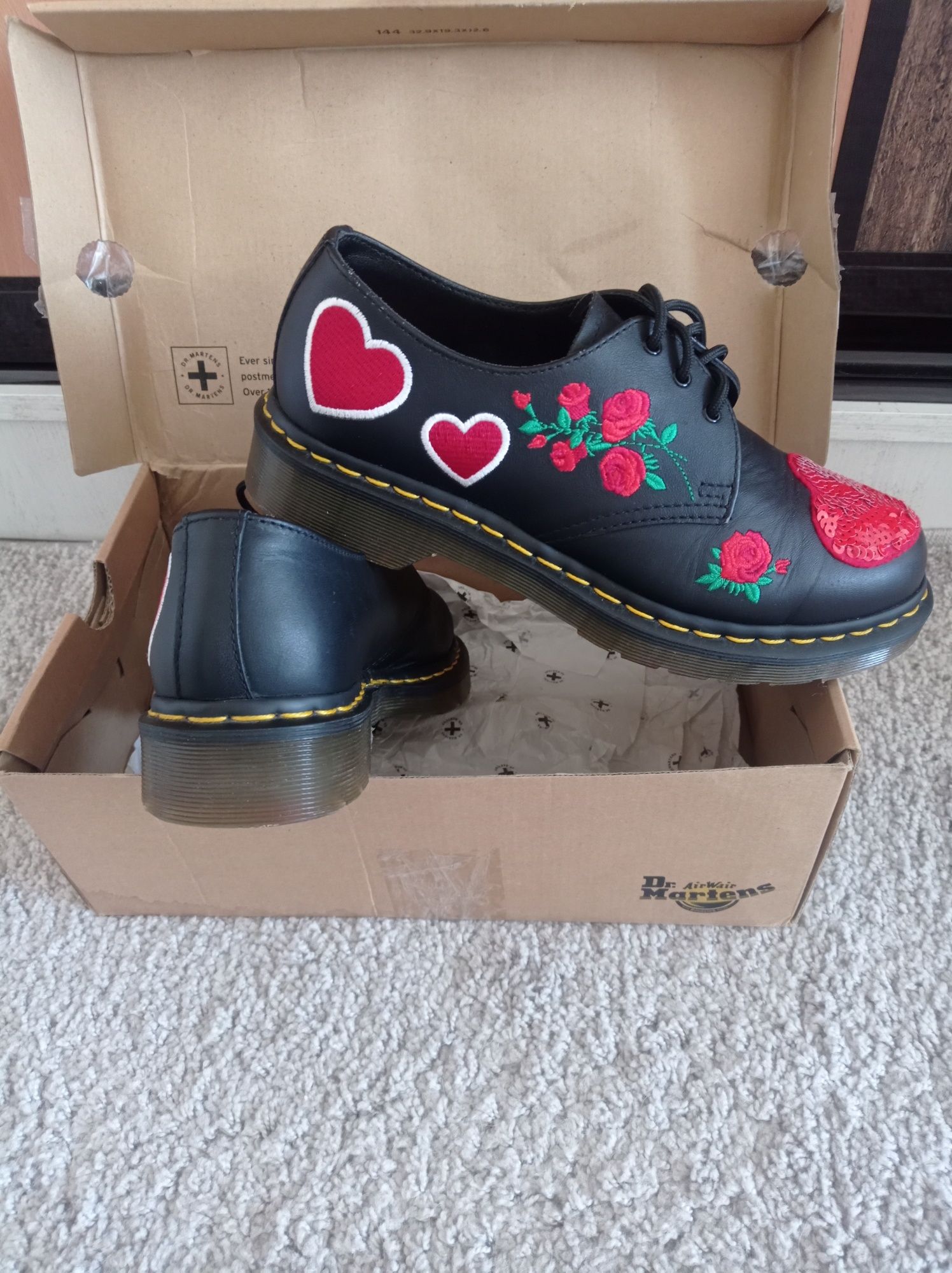 ТЕРМІНОВО!  туфлі жіночі Dr martens 1461 heart's original