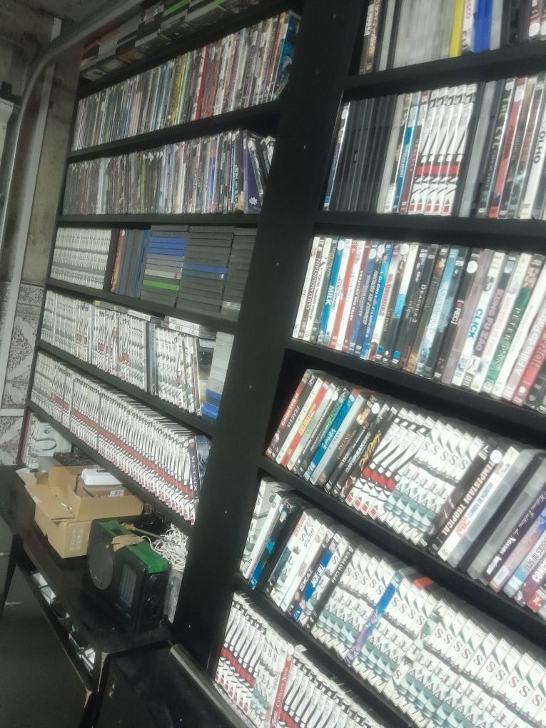 Uma estante cheia de filmes em dvd e capas