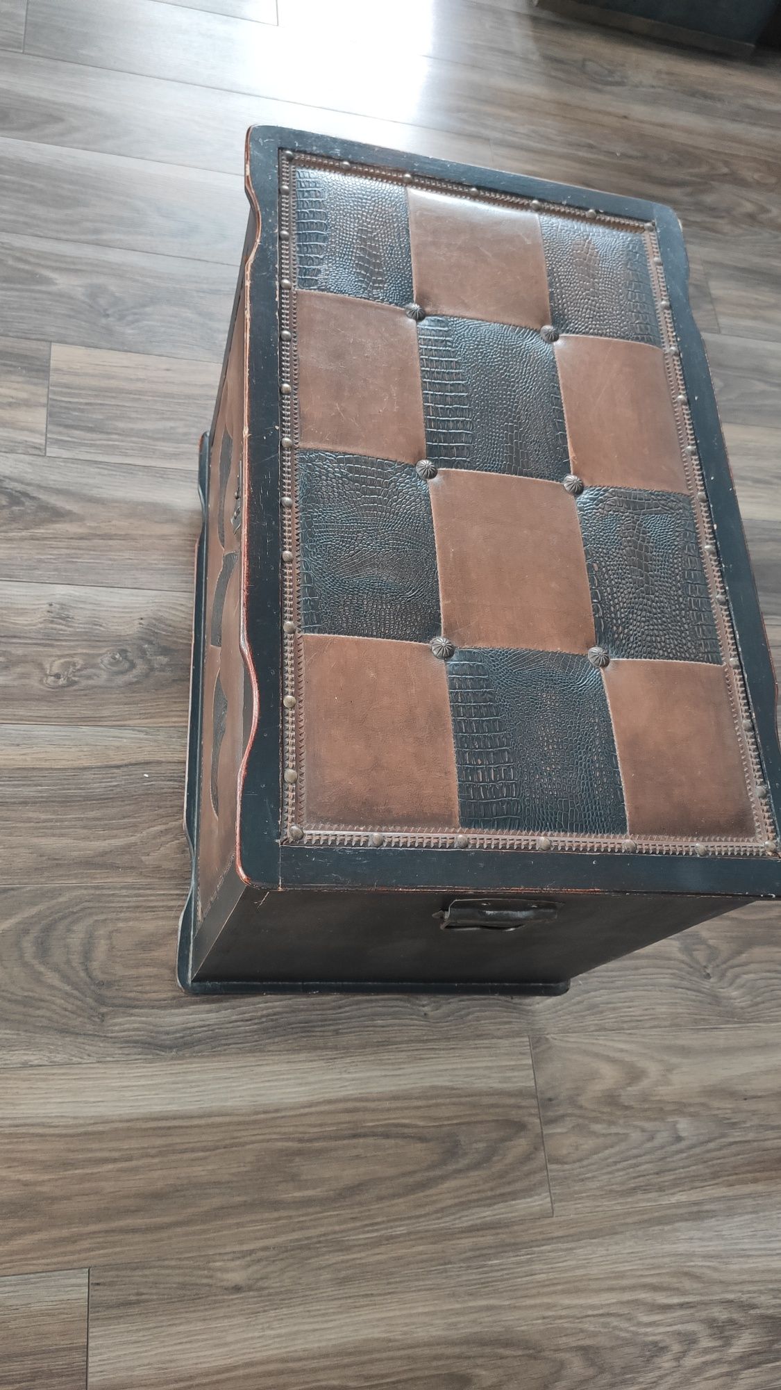 Skrzynia kufer stylizowana pikowana drewniana siedzisko