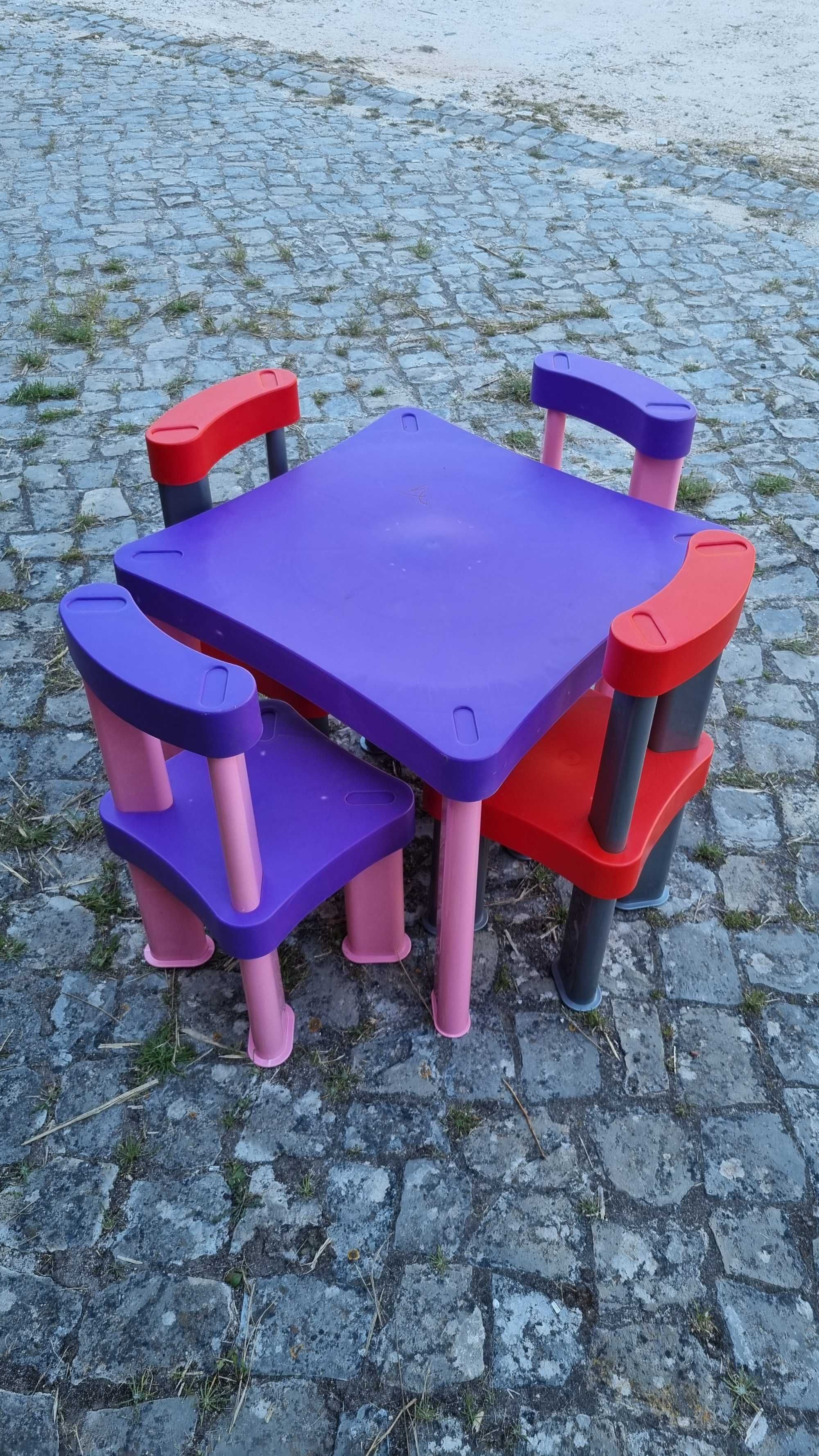 Mesa Infantil com 4 Cadeiras - Como Novas