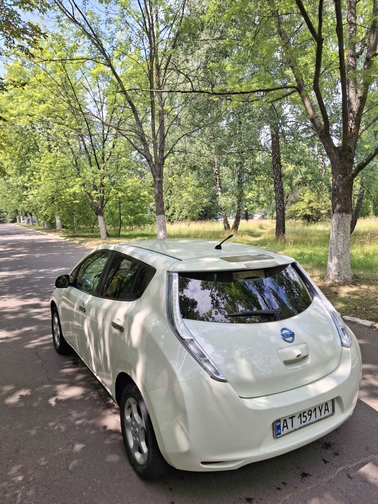 Nissan leaf 2011року