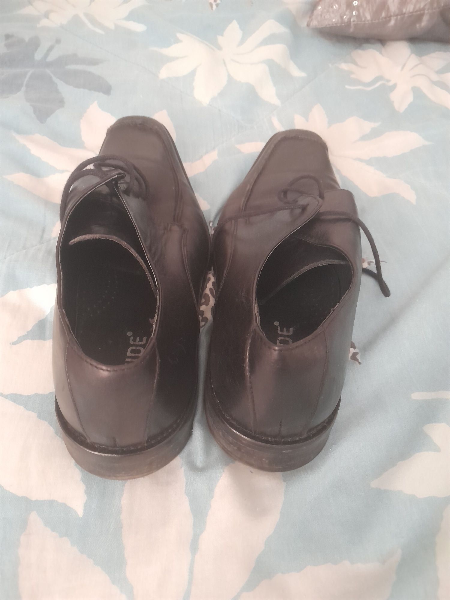 Sapatos de homem pretos
