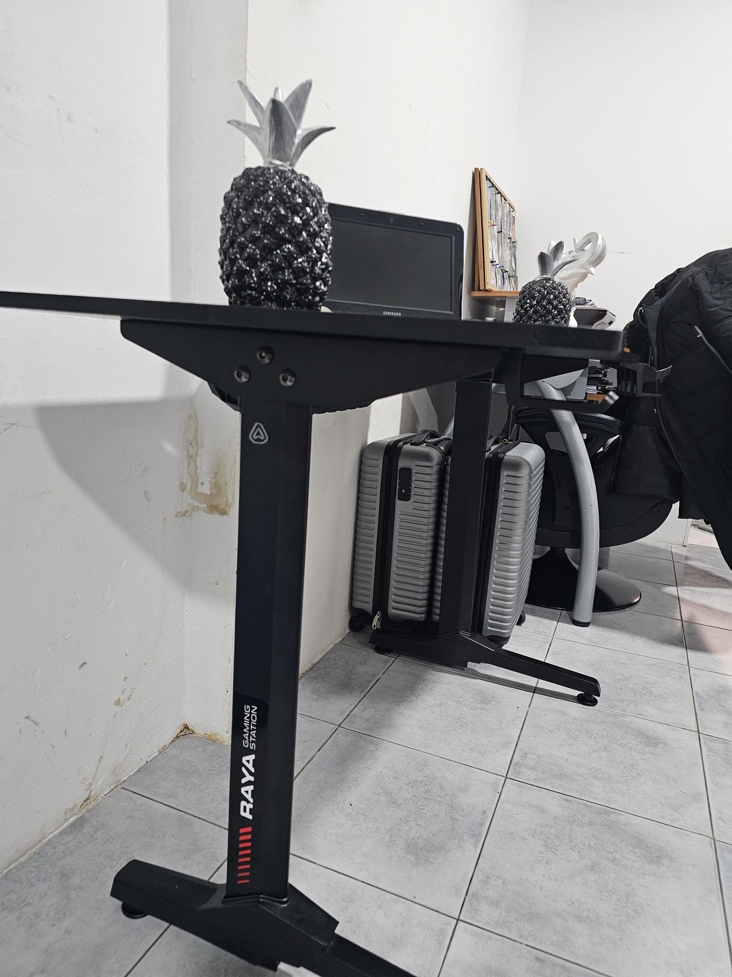 Mesa gamer com suportes