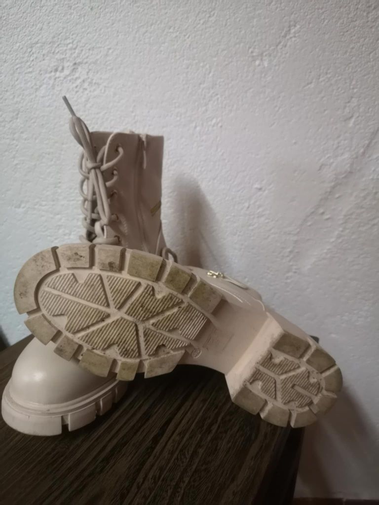 Botas beges novas