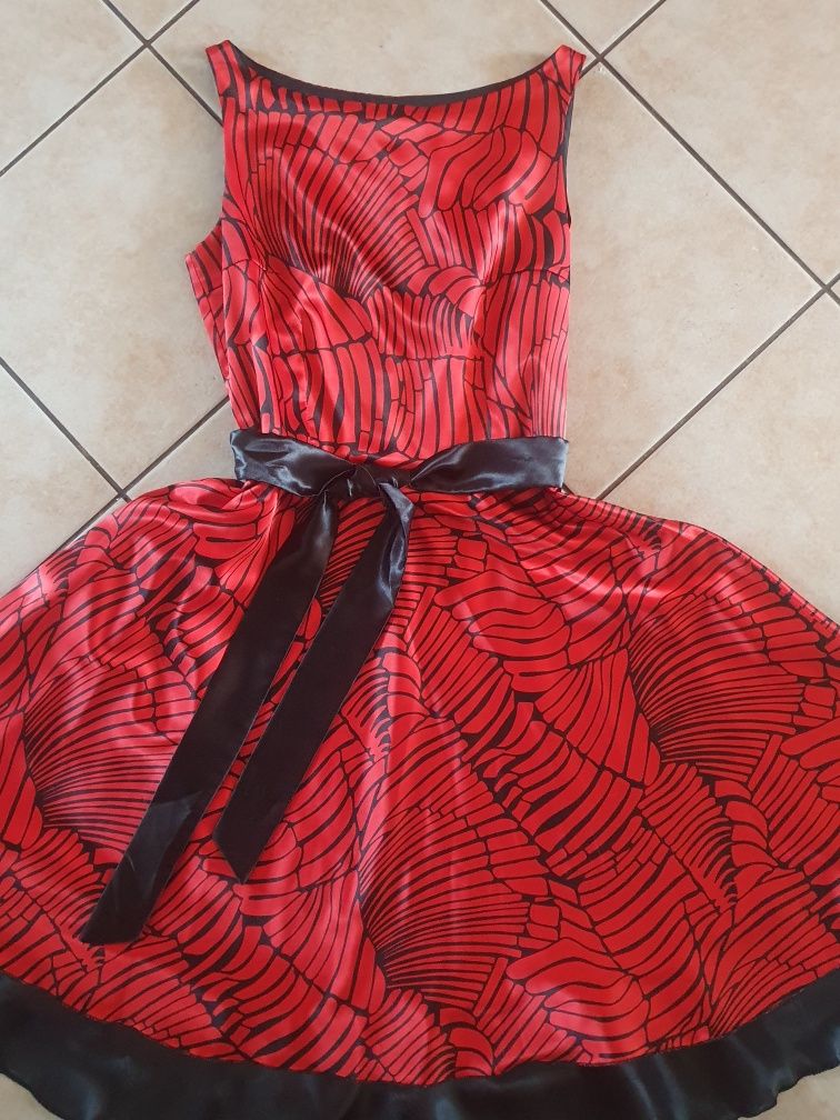 Czerwona sukienka  z satyny rozmiar  L