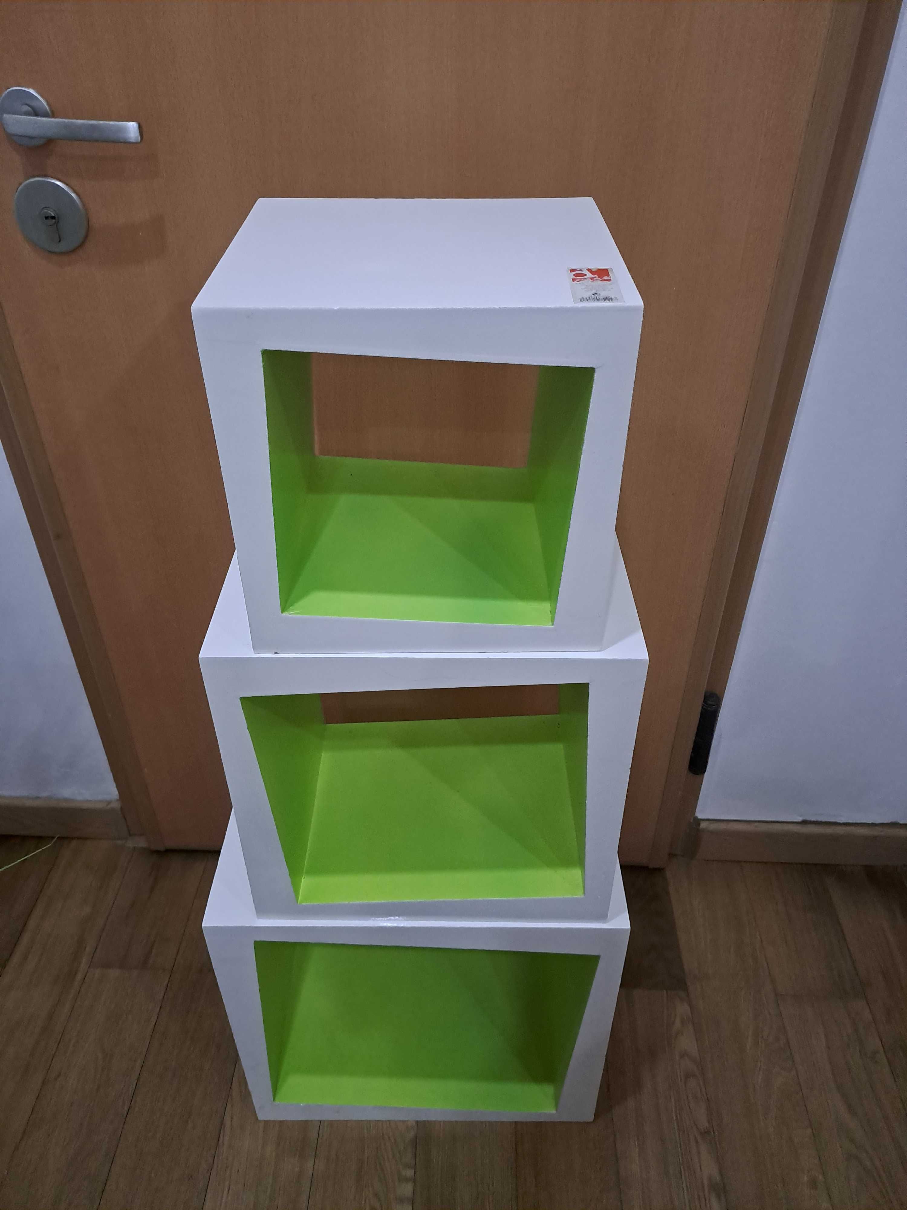 Prateleiras em cubo