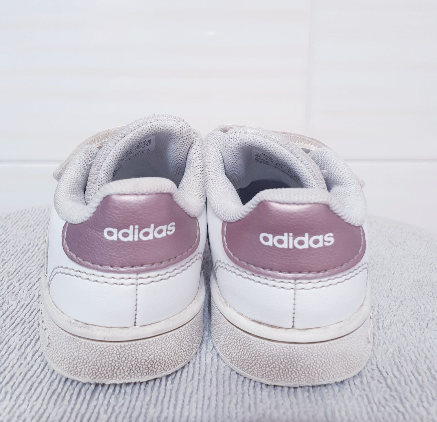 Białe sneakersy dziecięce adidas Grand Court