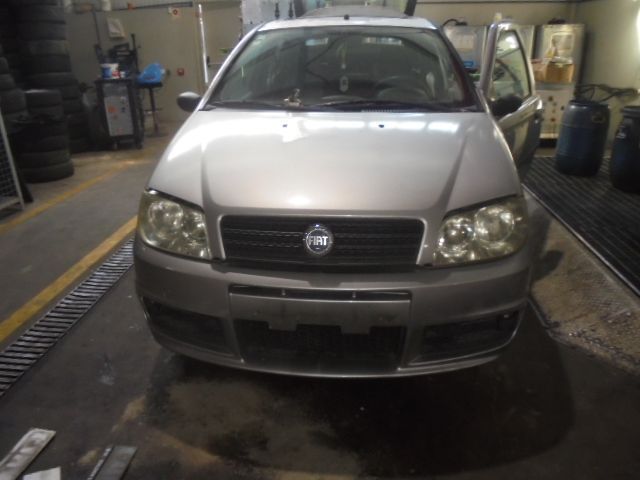 Carro MOT: 188A4000 FIAT PUNTO 188 2003 1.2 60CV 3P CINZA GASOLINA