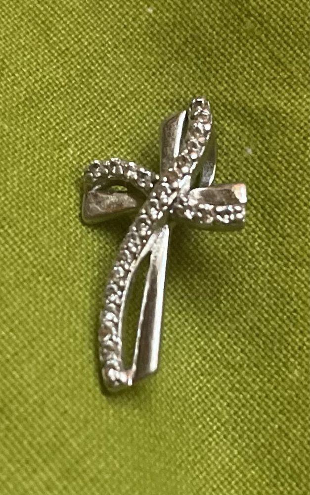 Krzyżyk srebrny pr.925 wisiorek z cyrkoniami jak diamenty brylanty
