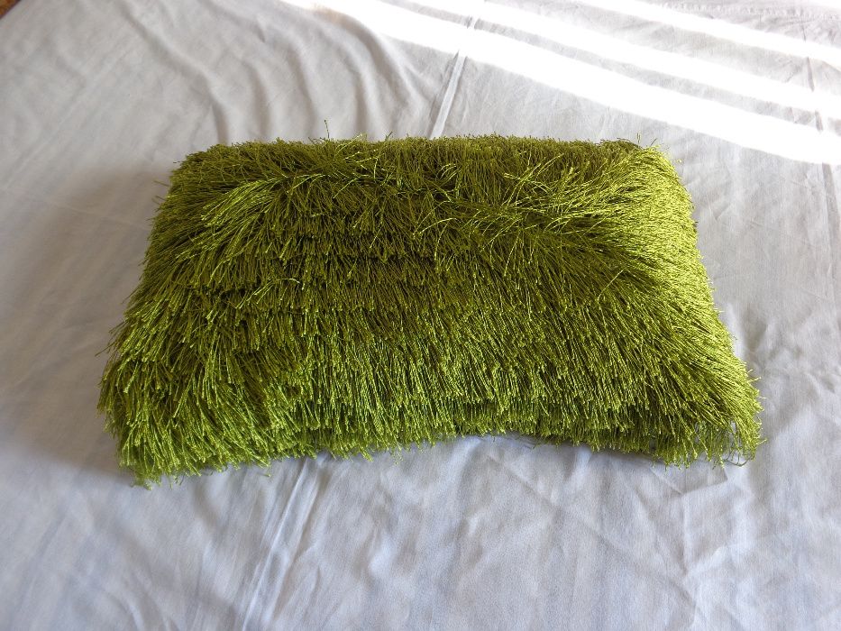 Almofada verde com franjas