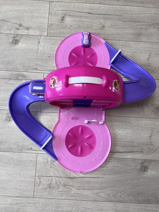 Яскравий трек для дівчинки з автомобілем і автобусом