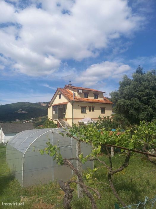 Moradia V3 com 500m2 de terreno.