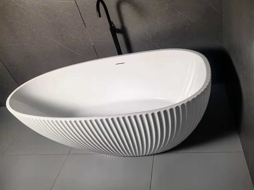 Biała wanna wolnostojąca ryflowana SEA 150cm/ 170 cm- białe dodatki