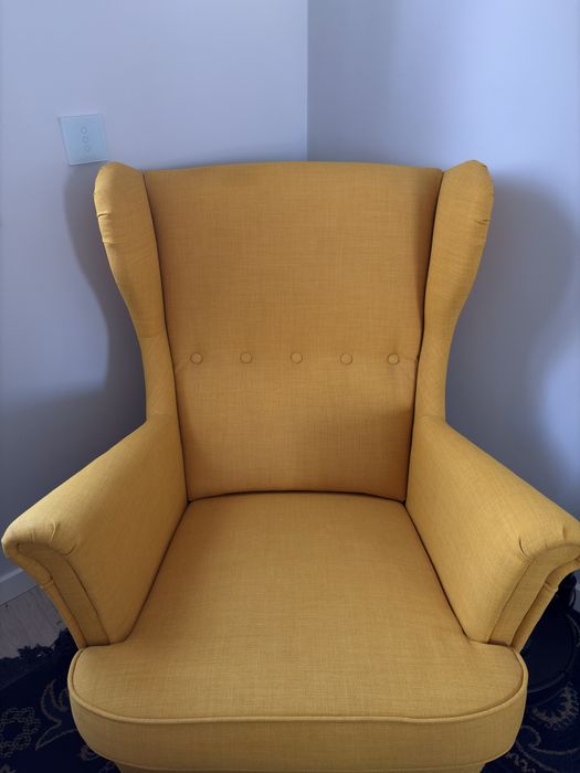 Poltrona amarela IKEA