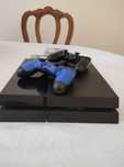 PlayStation 4 com comando e jogos