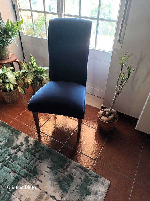 Cadeiras de Sala Jantar em Cerejeira e veludo azul.