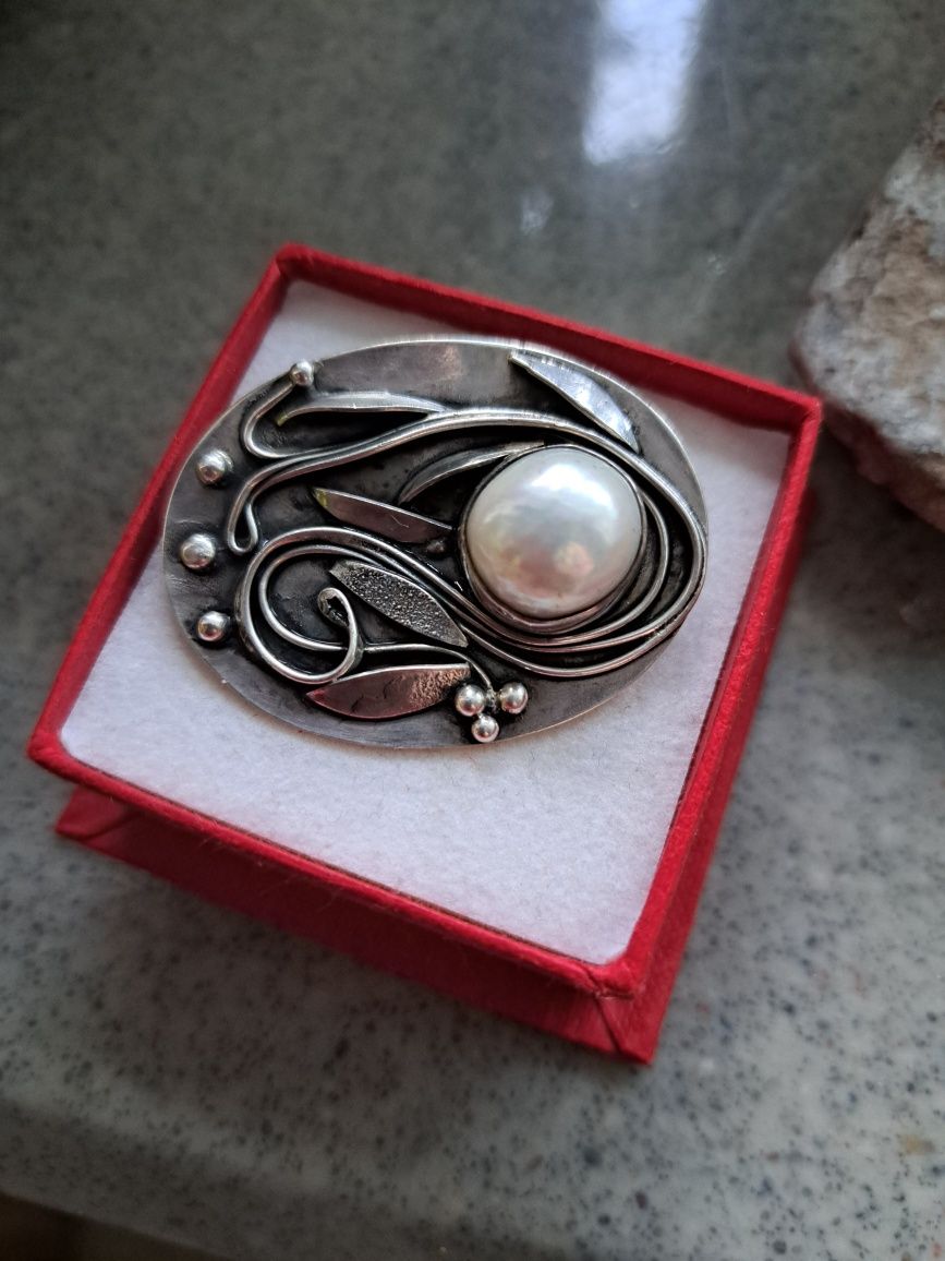 Srebrna broszka z dużą perłą autorska srebro