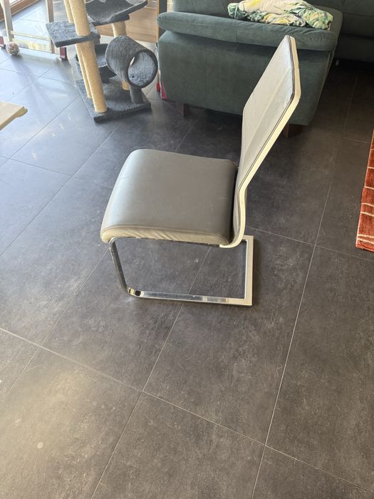 Stół do salonu z krzesłami