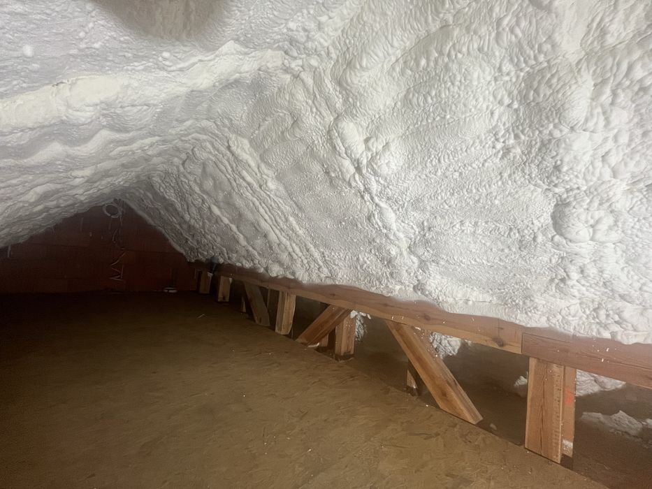 Ocieplenie poddasza,docieplenie,izolacja pianą pur,izolacja natryskowa