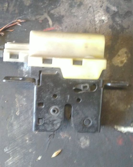 замок ляди багажніка лагуна 2