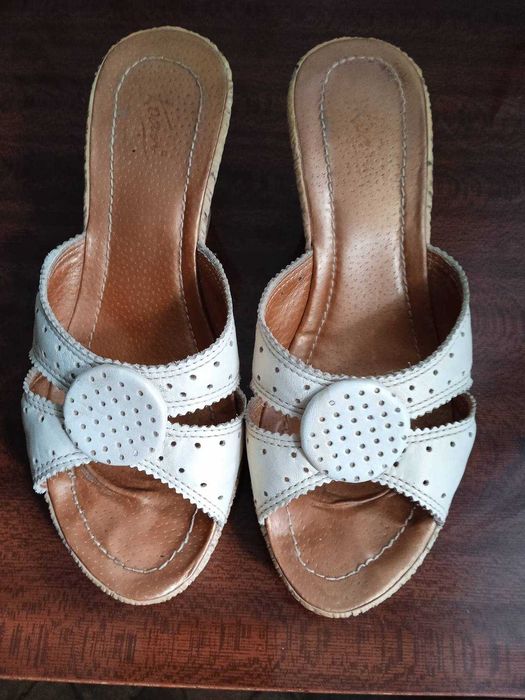 Шлепанцы бежевые