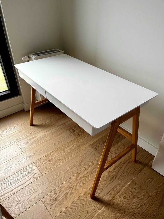 Biurko z białym blatem Kave Home Ingo, 120x60 cm