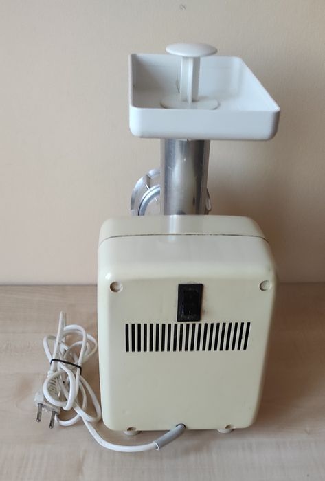 Stara elektryczna maszynka do mielenia mięsa