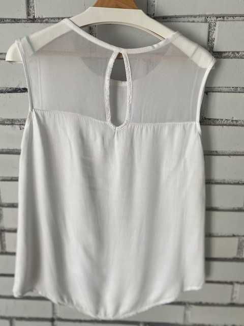 Piękna biała bluzka, idealna na upalne dni