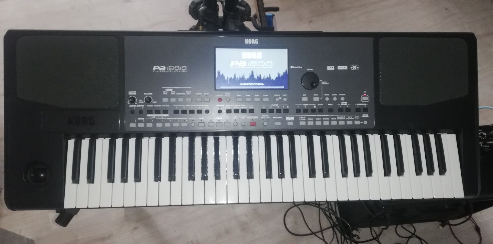 Korg  pa 600 +statyw