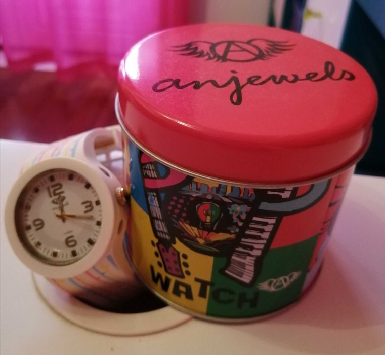 Relógio Anjewels com caixa