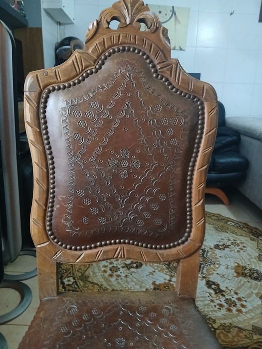 Cadeira antiga em bom estado