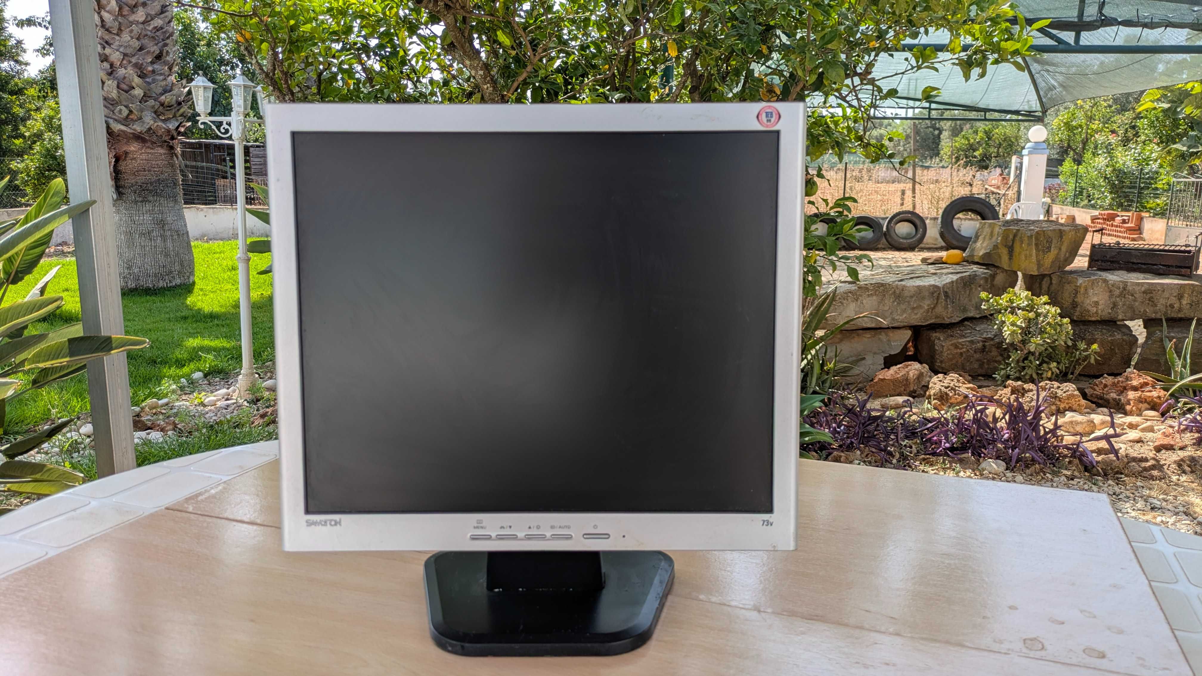 Vendo para desocupar 2 monitores de PC