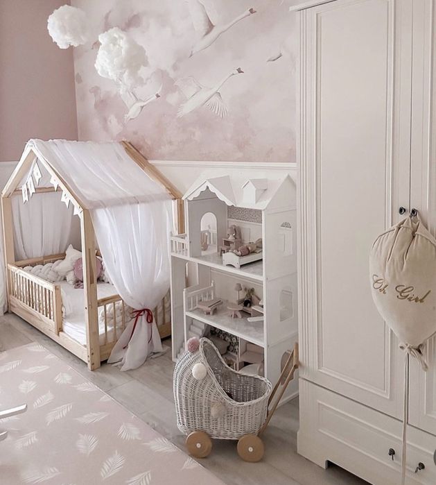 Wózek dla lalek niski wiklinowy różowy +pompony