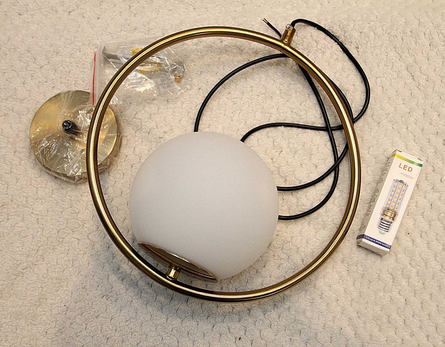 Lampa sufitowa – szkło mleczne, złoty stelaż – elegancka i nowoczesna