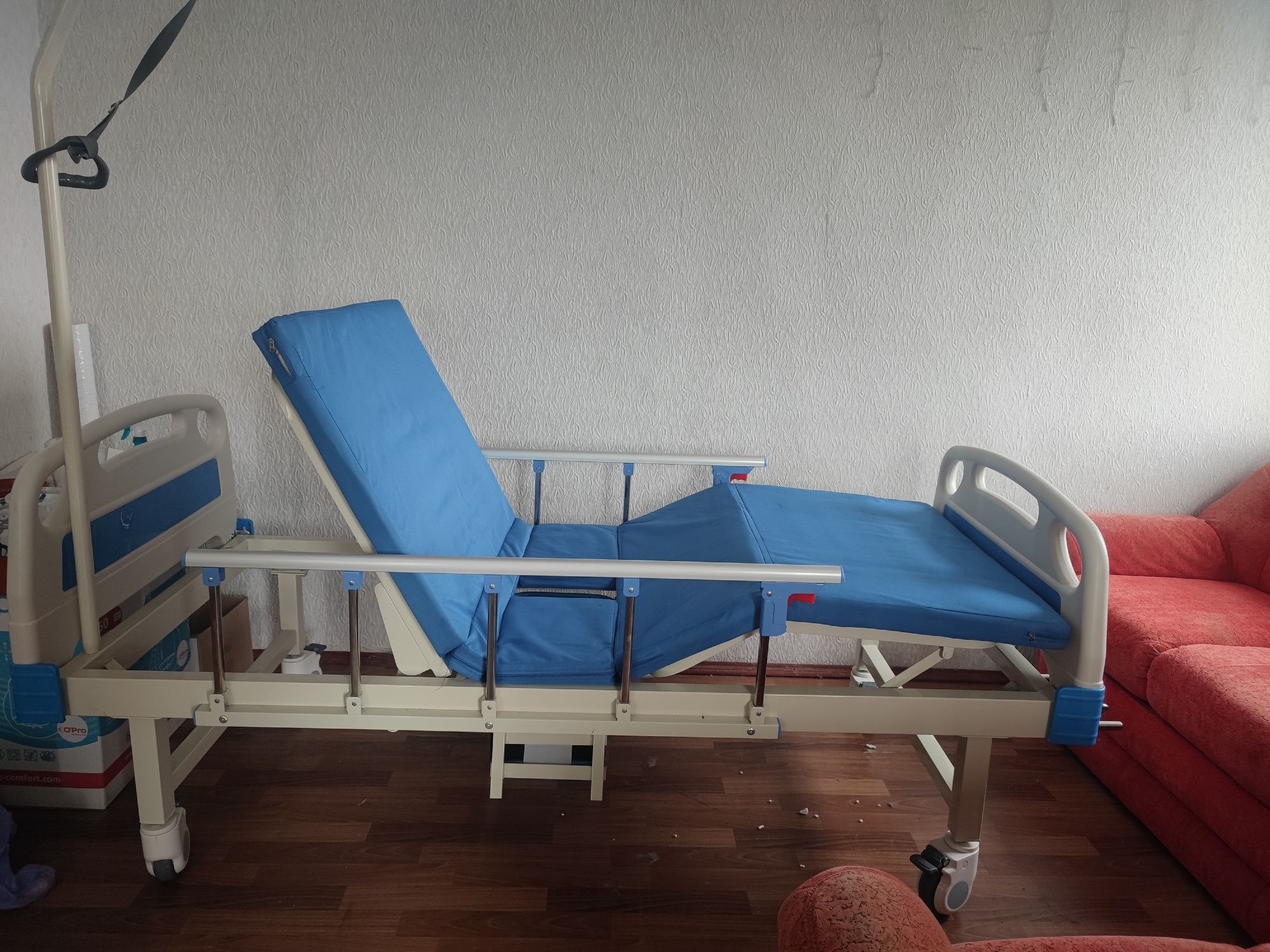 Продам кровать медицинскую МED1 подъем спинки и ног, горшок, столик