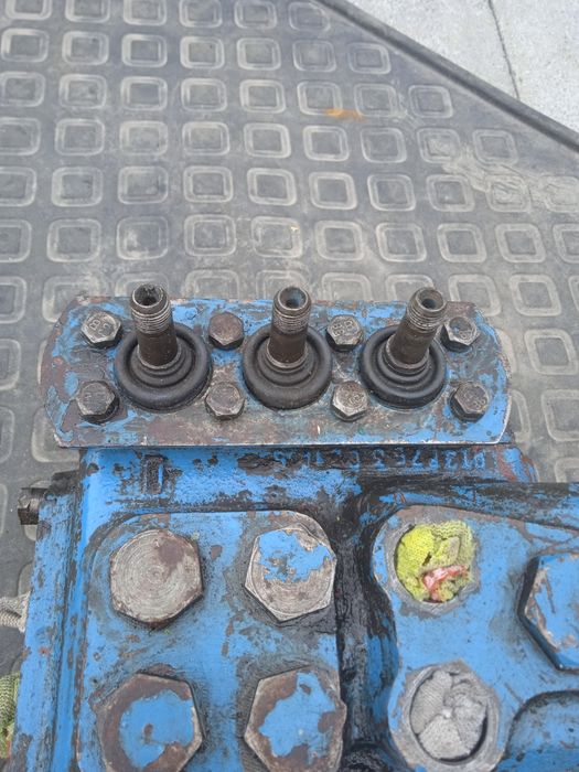 Продам трохсеційний розпределітель