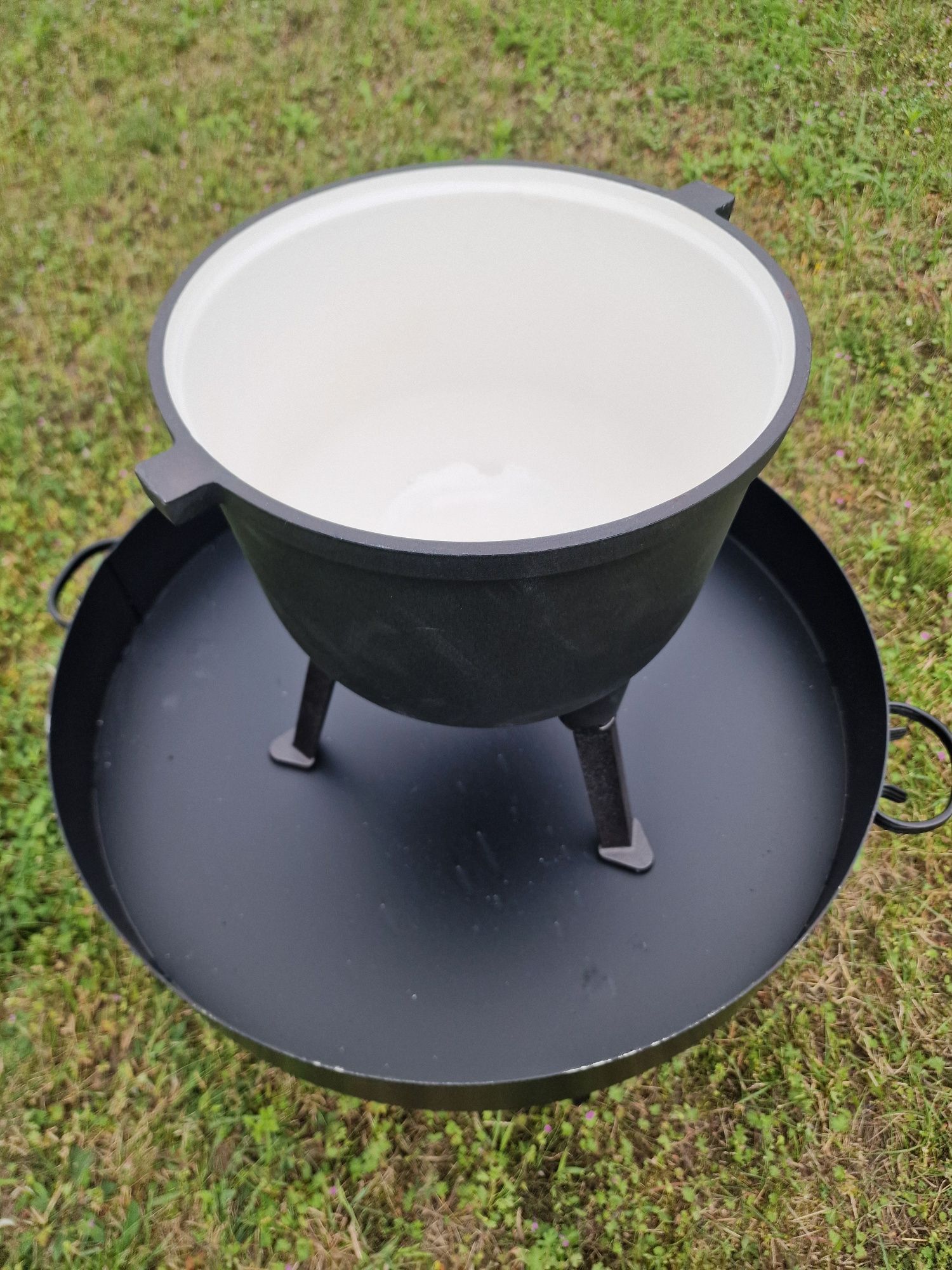 Trójnóg grill ruszt na ognisko z paleniskiem.