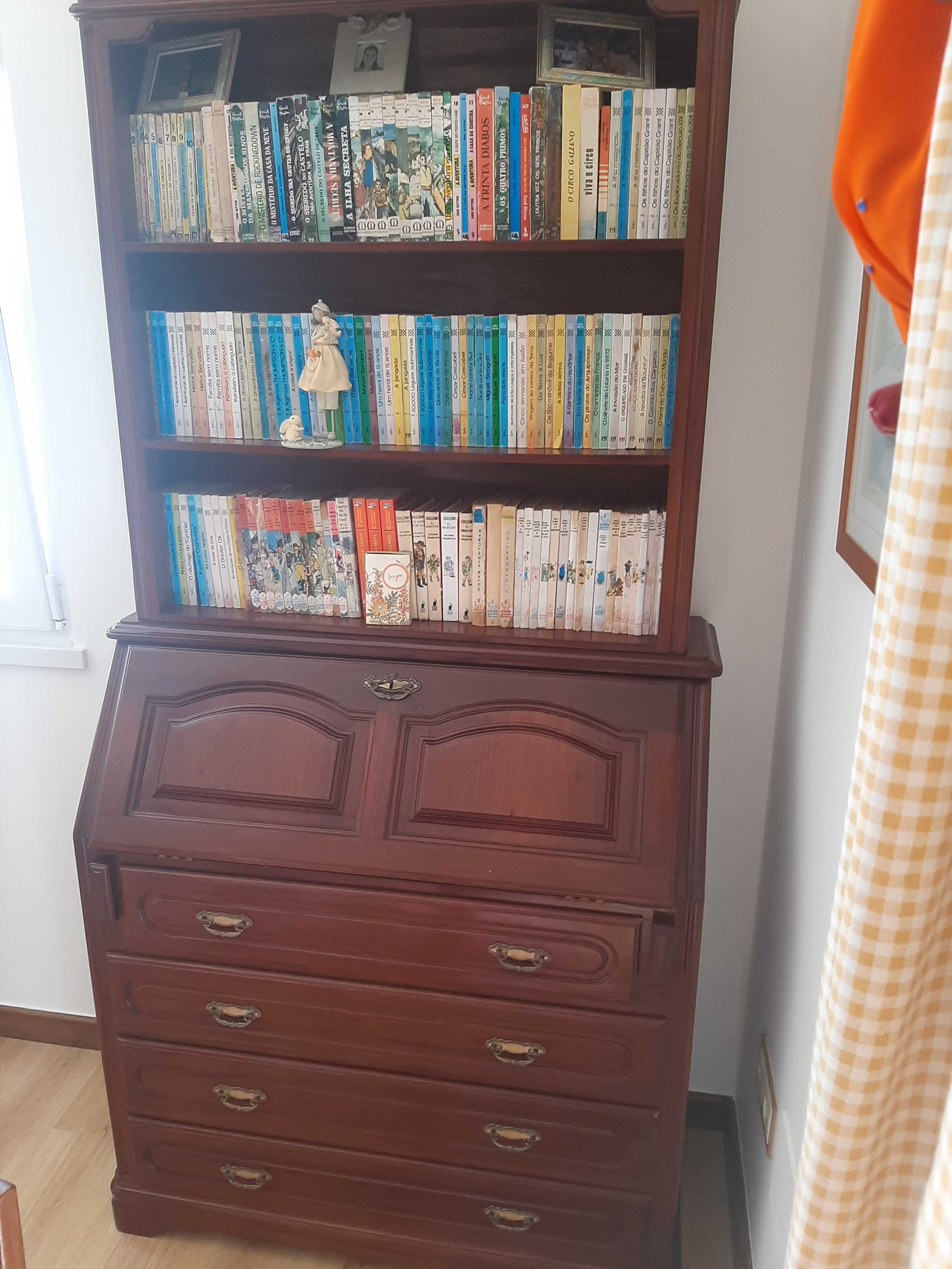 Quarto completo em mogno