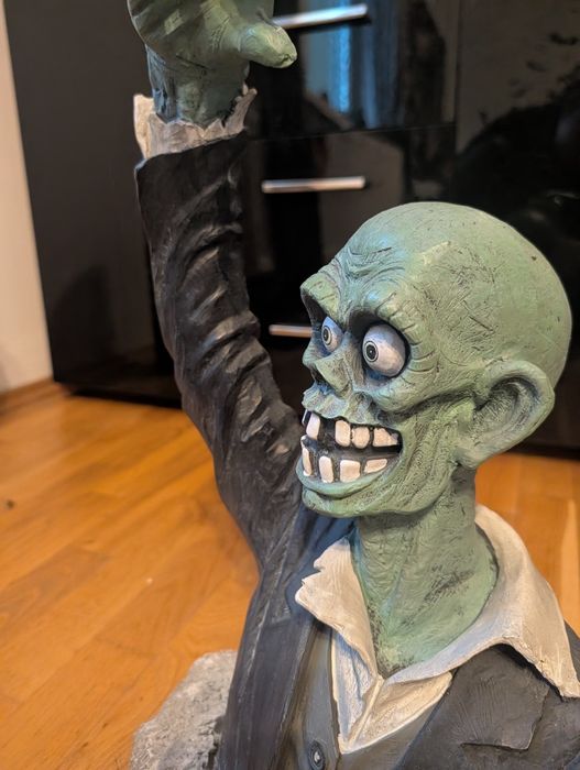 Figurka wysoka zombie 3D halloween