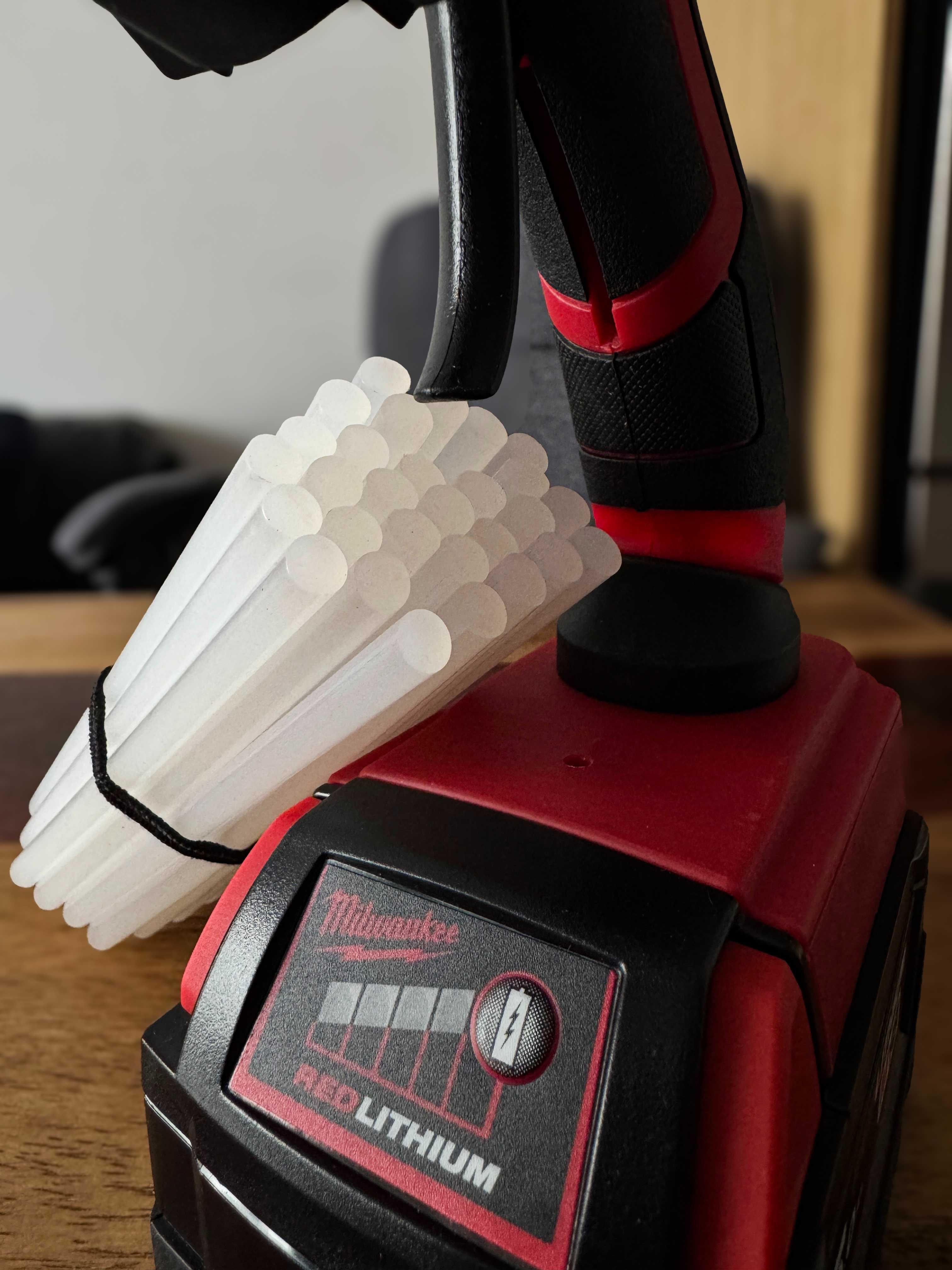 Pistolet Do Klejenia Na Gorąco Na Baterię MILWAUKEE 18V + 30 Patyczków