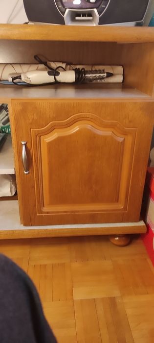 Sprzedam ładny stolik -szafkę  pod telewizor lub do przedpokoju.