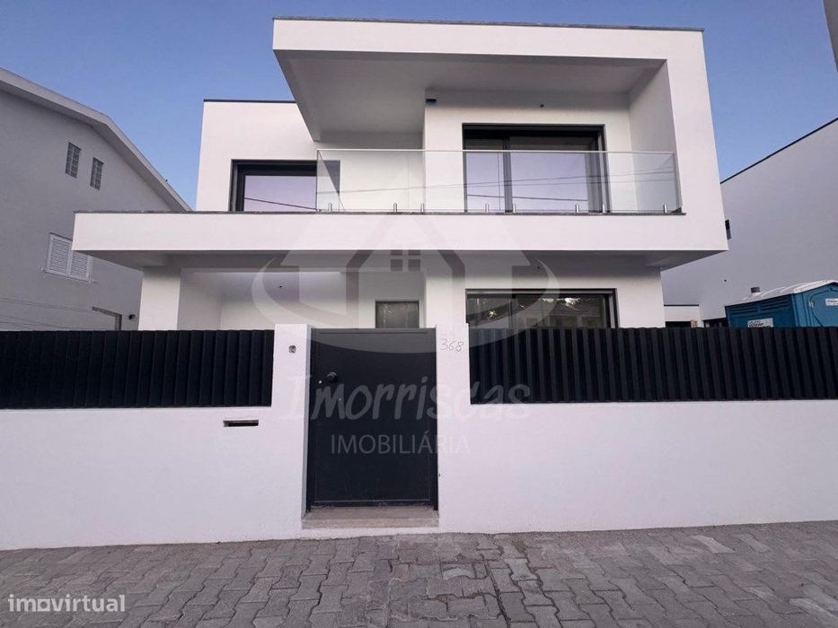 Moradia T4 com piscina na Avenida Marisol, Charneca da Caparica
